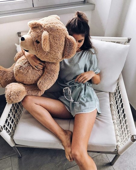 Девушка с мишкой