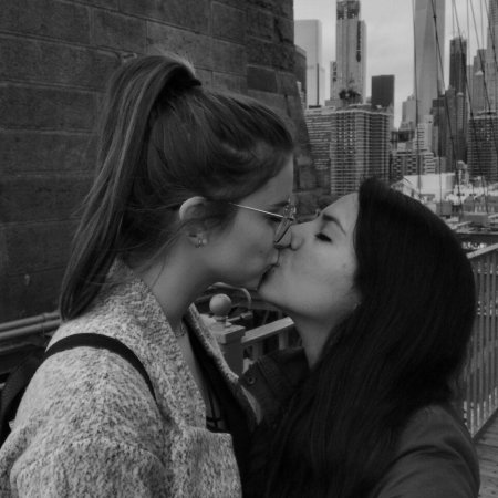 Поцелуй девушки с девушкой