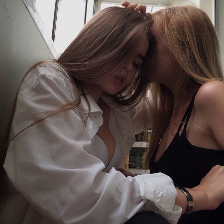 Поцелуй двух девушек в
