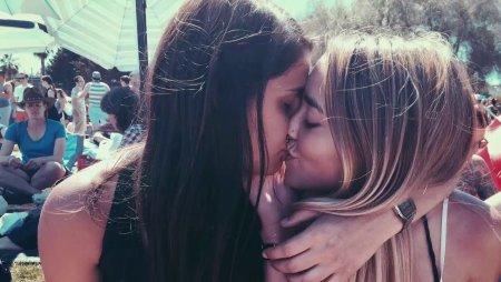 Поцелуй двух девушек