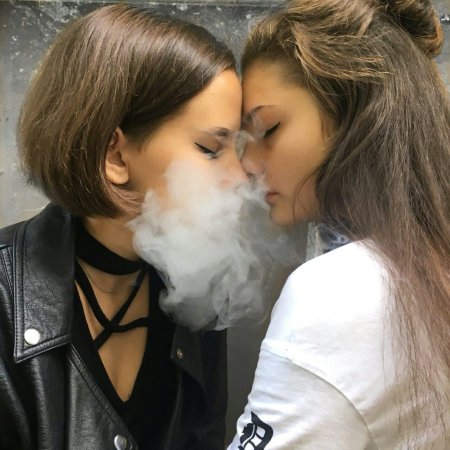 Красивый поцелуй девушек