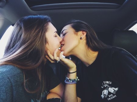 Поцелуй девушек