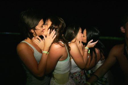 Девушка целует девушку