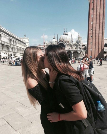 Две девушки любовь