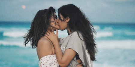 Поцелуй двух девушек