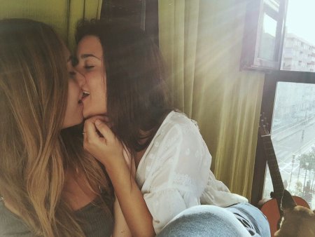 Две девушки целуются