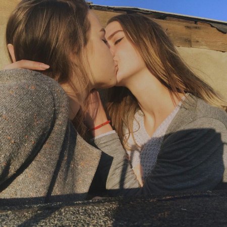 Поцелуй двух девушек