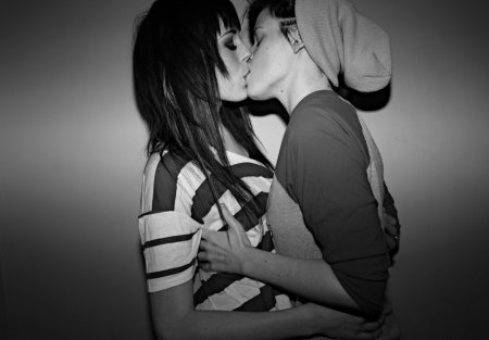 Две девушки любовь