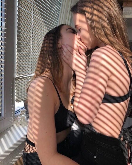 Поцелуй двух девушек