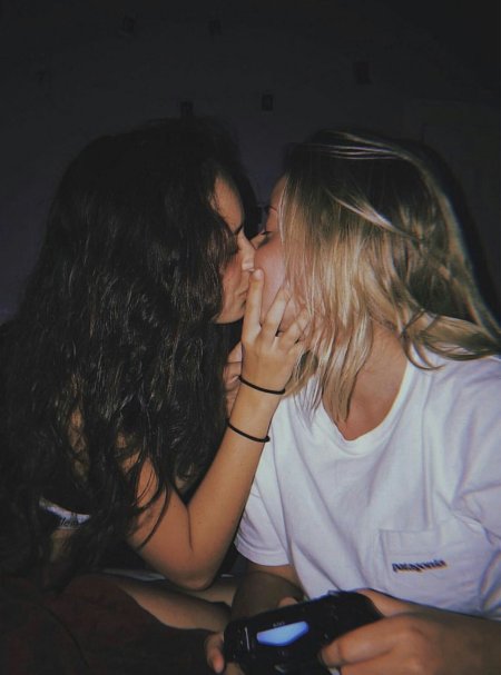 Две девушки поцеловались