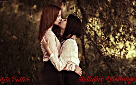 Поцелуй девушек