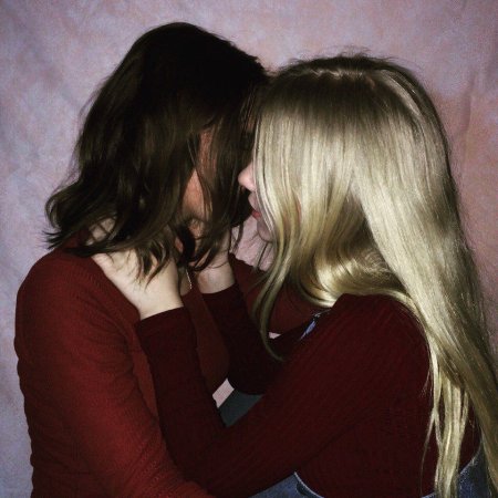 Две девушки любовь