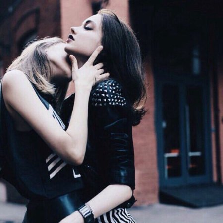 Две девушки любовь