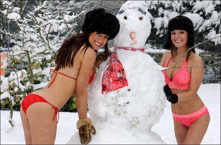 Девушка на снегу в купальнике