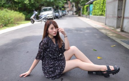 Азиатка платье ножки