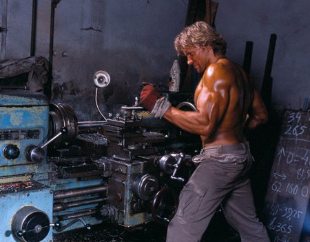 Рабочий за станком