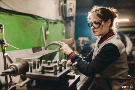 Токарь у станка