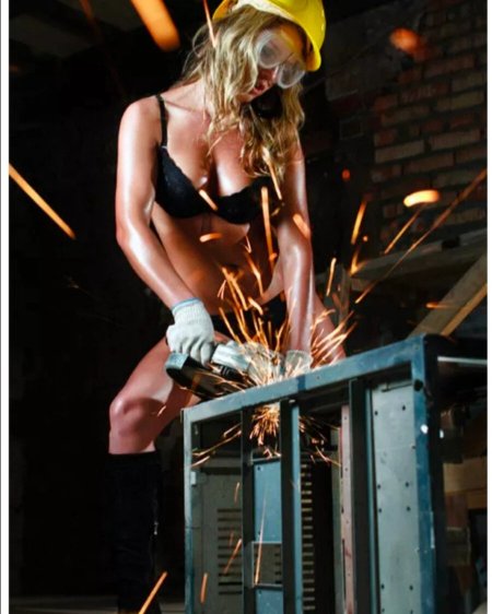 Девушка на стройке