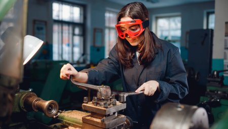 Станок на заводе