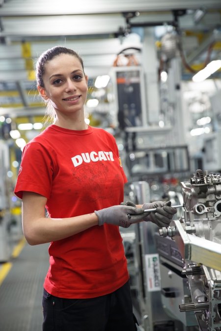 Красивые девушки на заводе