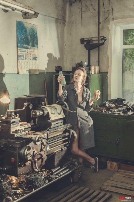 Токарь у станка