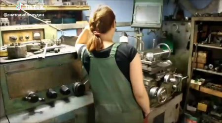 Токарь у станка