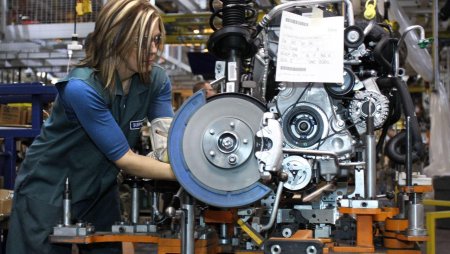 Рабочий на заводе