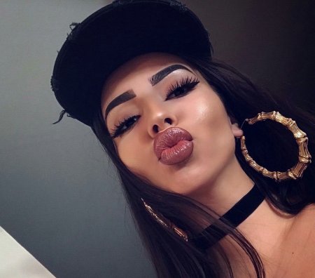 Пухлые губы у девушки