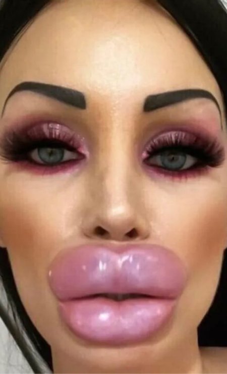 Огромные накрашенные губы