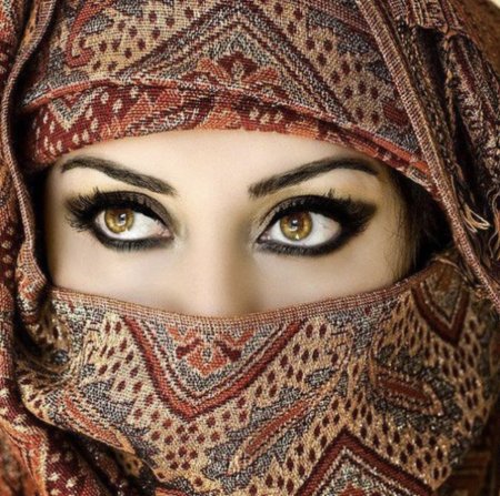 Восточная девушка в платке