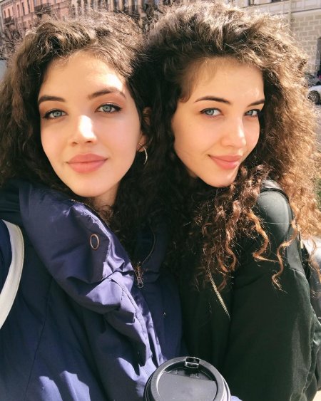 Близняшки армянки