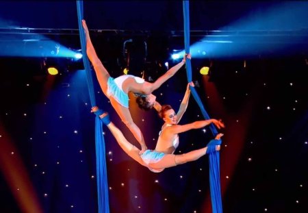 Воздушная гимнастка в цирке