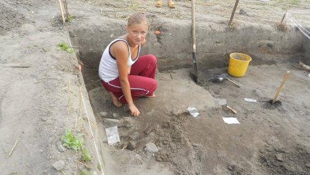 Девушки на раскопках