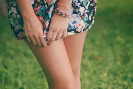 Девушка на коленях