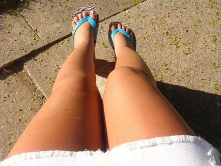 Ноги от лица женщины