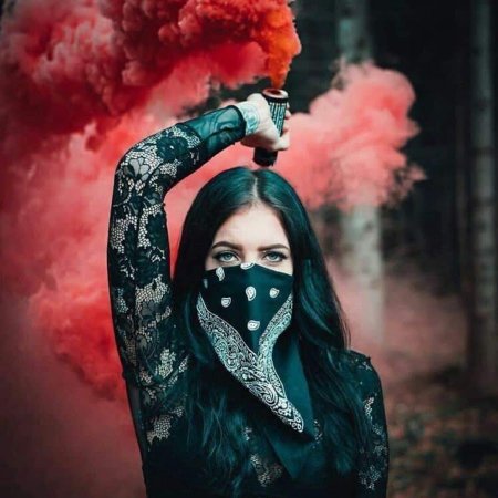 Девушка в дыму