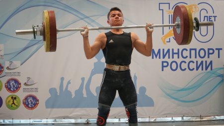 Женщина тяжелоатлет