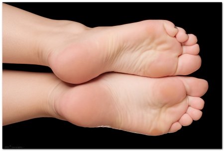 Женские подошвы ступней