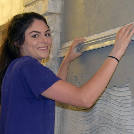 Девушка маляр