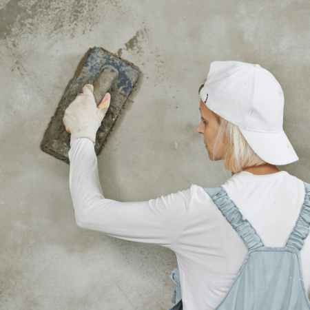 Оштукатуривание стен девушка