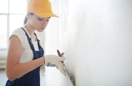 Красивая девушка маляр