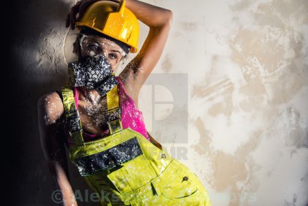 Красивая девушка Строитель