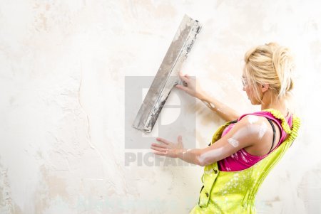 Девушка со шпателем