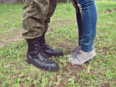 Ноги в берцах девушки