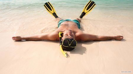 В ластах и маске на пляже