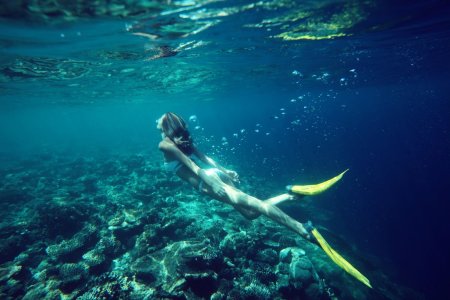 Девушка плавает