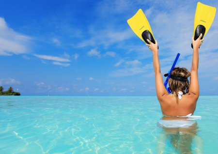 Девушка в ластах на пляже