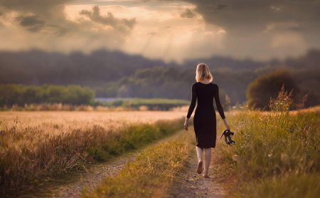 Девушка уходящая в даль