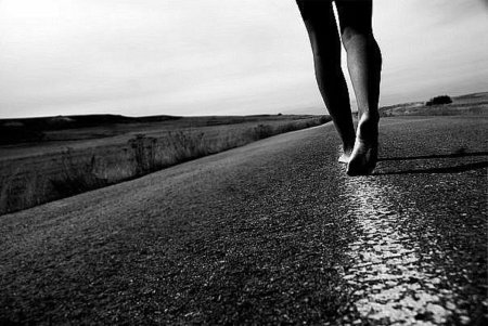 Уходящая девушка