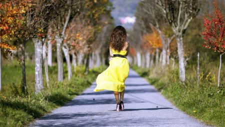 Девушка идет